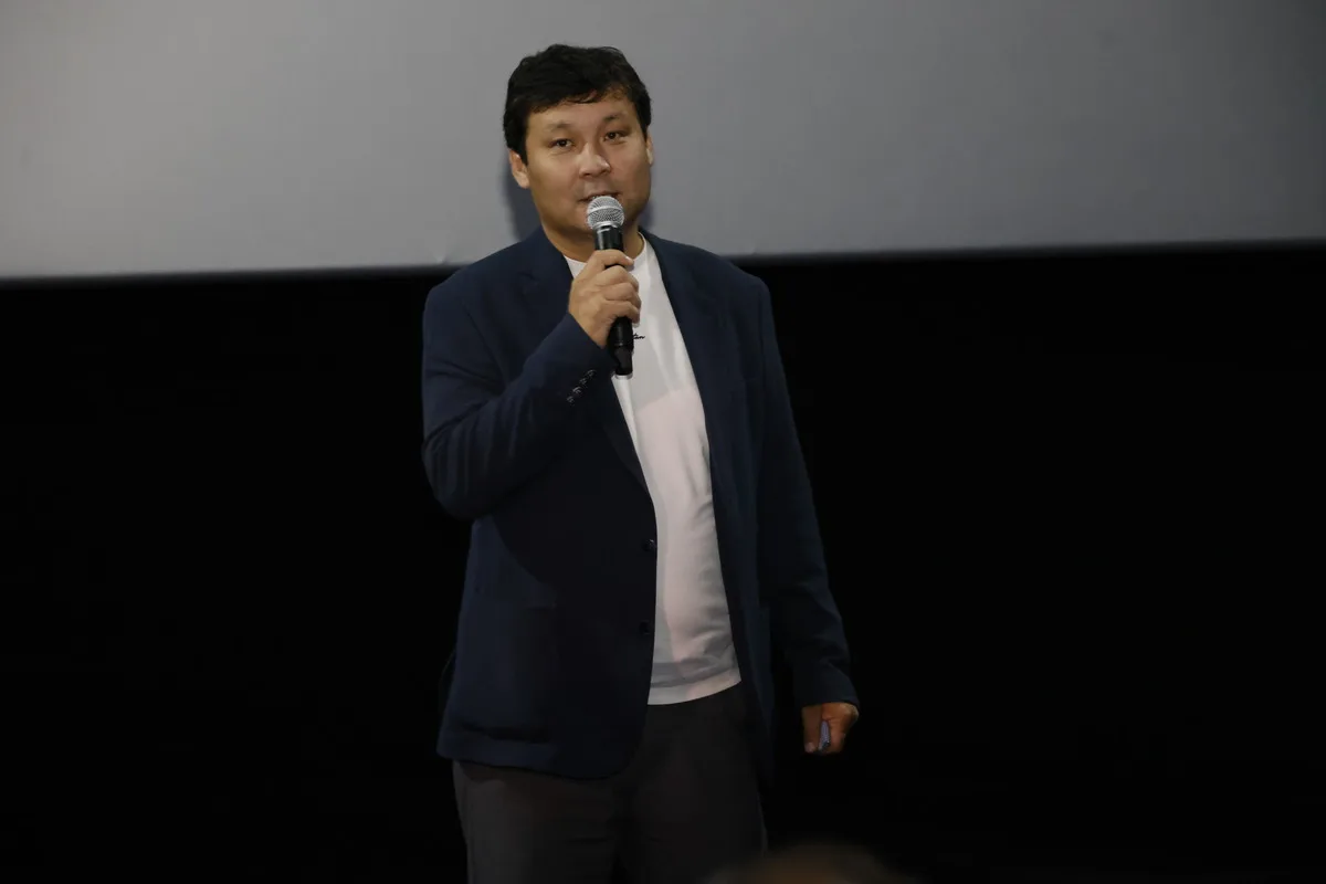 Зрители смотрят документальный фильм на кинолектории в Талдыкоргане, посвященном истории Казахстана