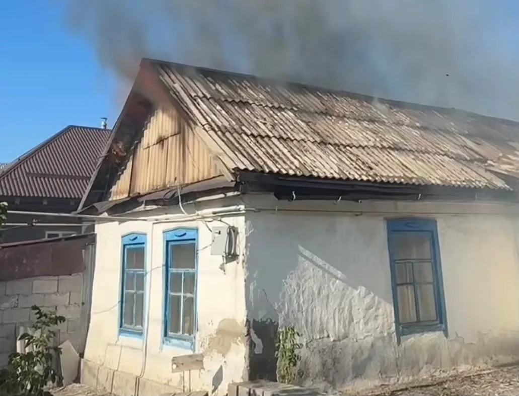 Пожарные тушат горящую кровлю частного дома в Талдыкоргане, предотвращая распространение огня