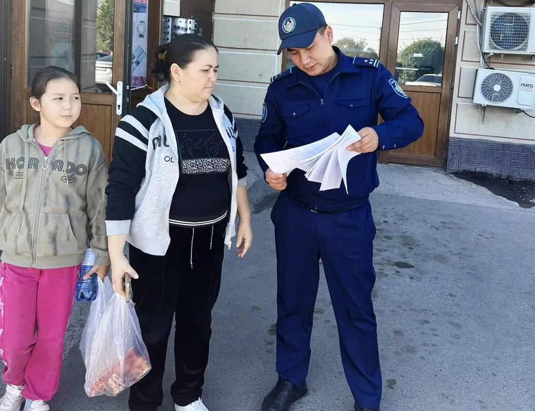 Сотрудник экстренной службы проводит беседу с детьми о правилах безопасности.