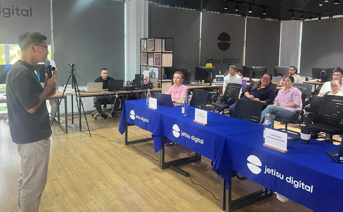 Предприниматели представляют свои стартапы на Demo Day Startup Orda 2.0 в IT hub Jetisu Digital.