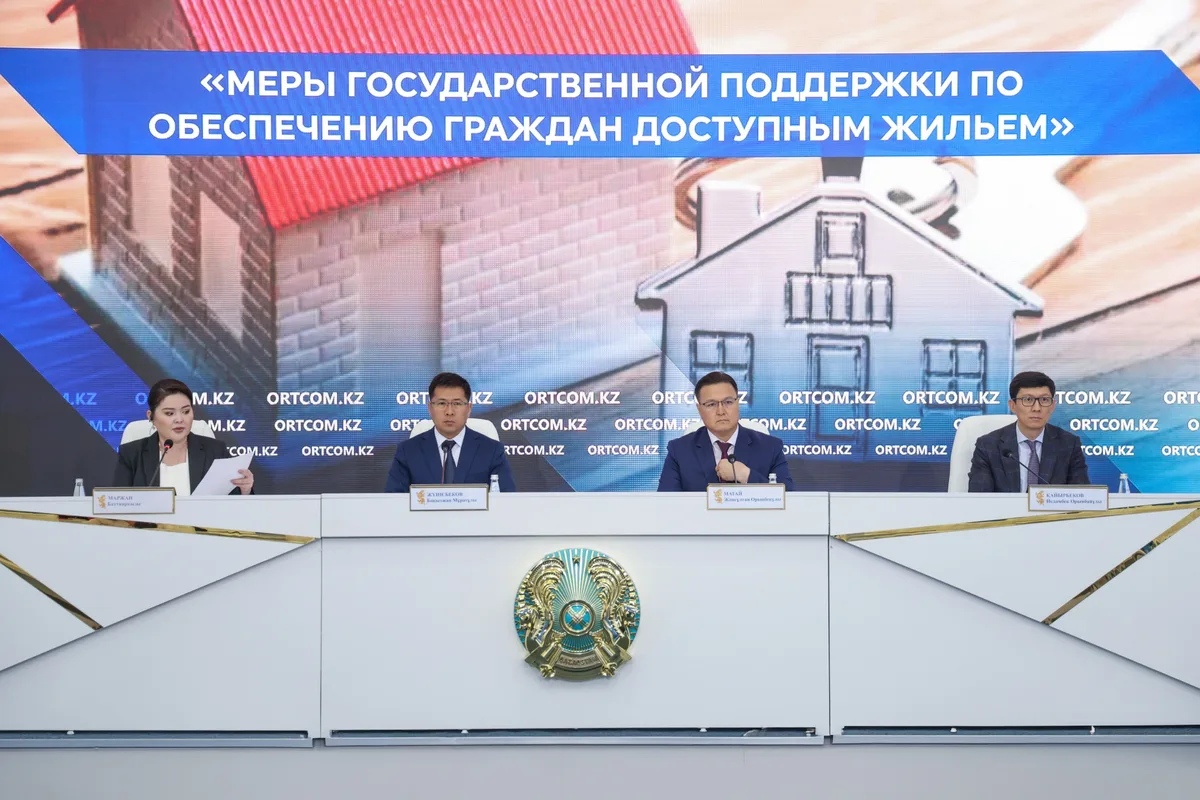 Панорама строящихся жилых комплексов в Казахстане, символизирующих государственную программу обеспечения доступным жильем.