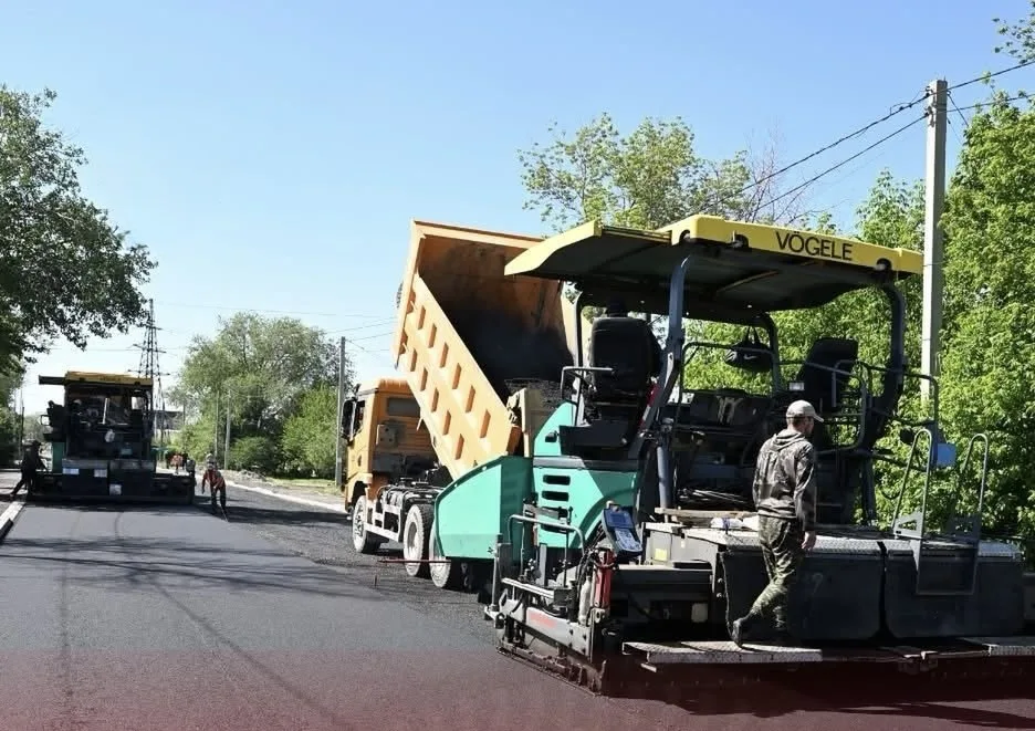 Вид на перекресток улиц Биржан сал и Толебаева в Талдыкоргане, перекрытый для ремонтных работ.