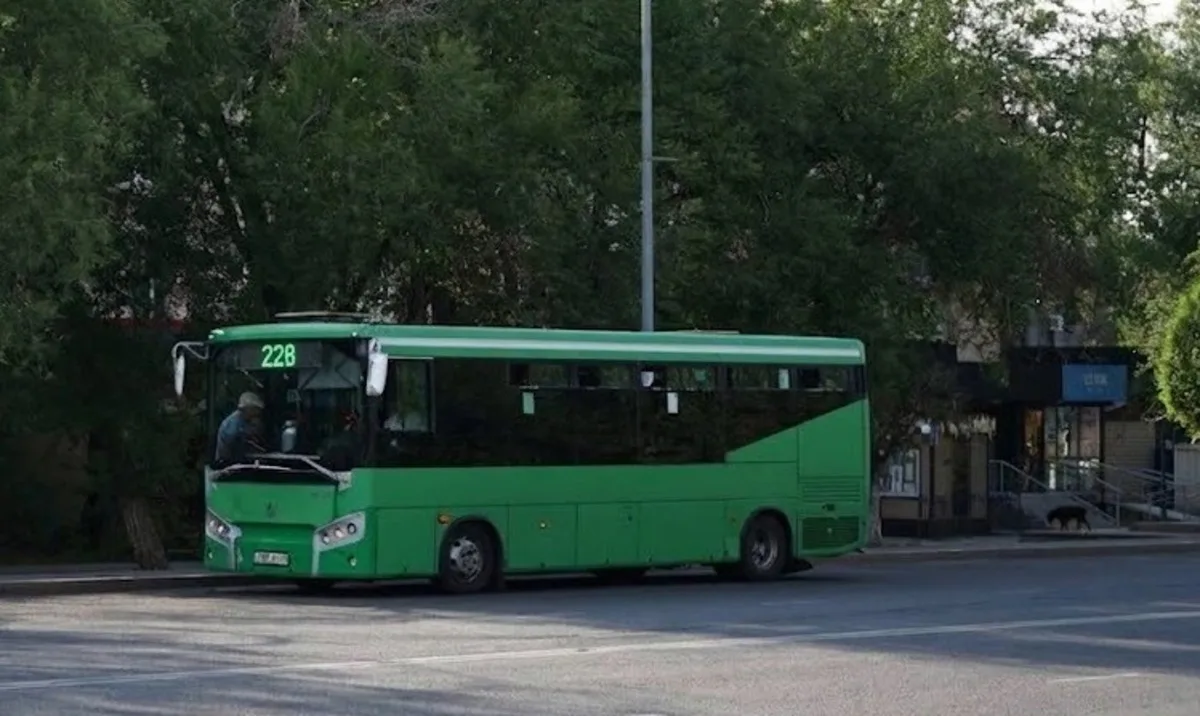 Пассажиры пытаются войти в переполненный автобус на остановке в Талдыкоргане