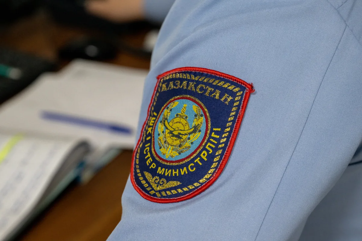 Патрульная полиция Жетісу проверяет водителя на дороге во время рейда