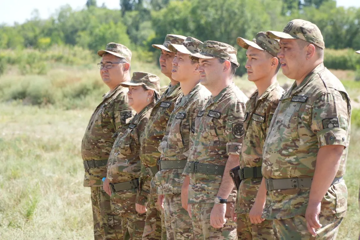 Пограничники области Жетісу на учебно-тренировочных занятиях отрабатывают действия в различных условиях.