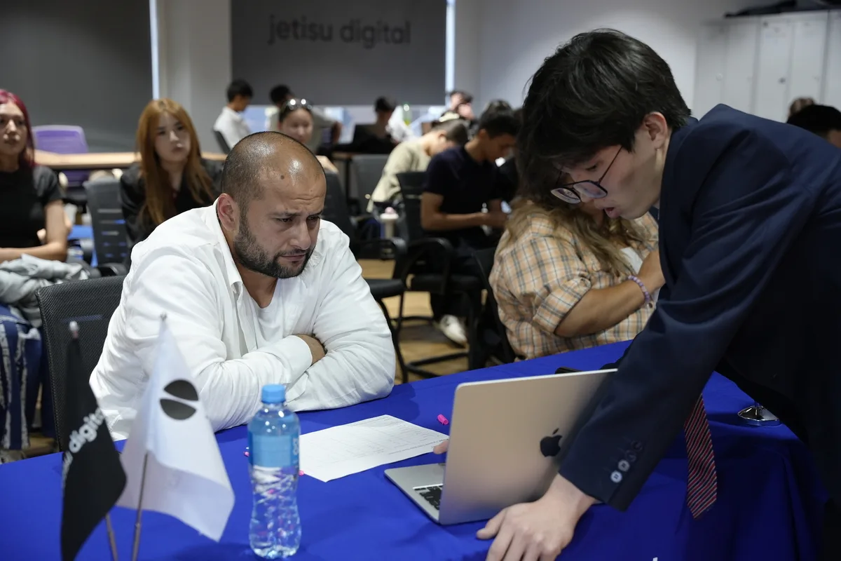 Студенты презентуют проекты на конкурсе AI Pizza Pitch в Талдыкоргане