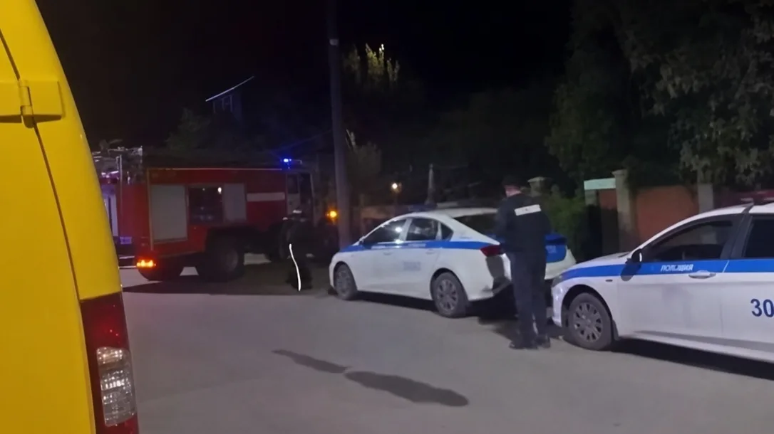 Пожар в частном доме в Талдыкоргане, дым над крышей.