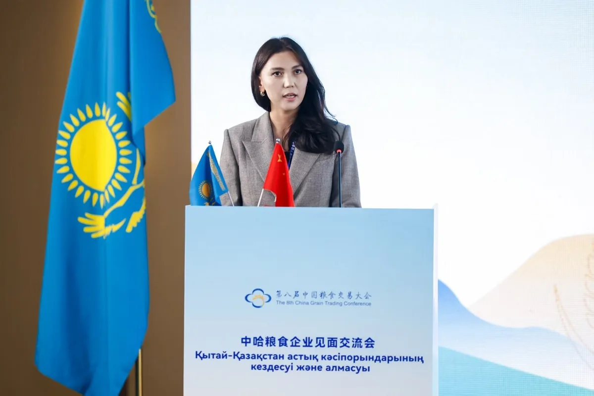 Представители Казахстана и Китая на запуске цифровой платформы для торговли зерном и сельскохозяйственной продукцией.