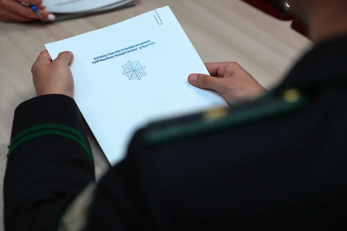 Иллюстрация схемы обмана в МФО: рука указывает на скрытые условия в договоре микрокредита, заемщик выглядит растерянным.