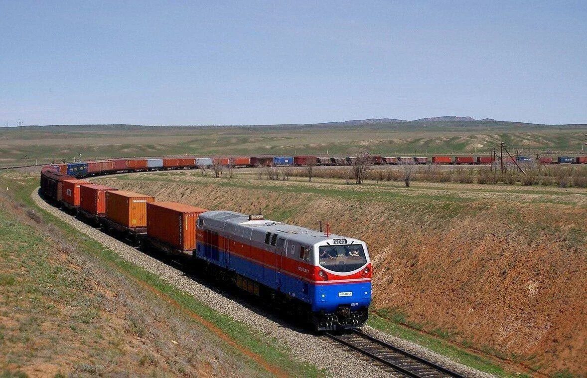Железнодорожные составы на станции Достык в области Жетісу, обеспечивающие экспорт зерна и агропродукции в Китай.