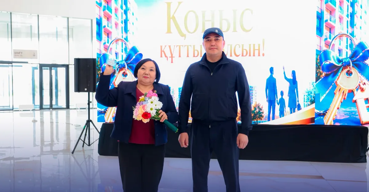 Аким Шымкента Габит Сыздыкбеков вручает ключи от новых квартир счастливым семьям в микрорайоне Асар-2.