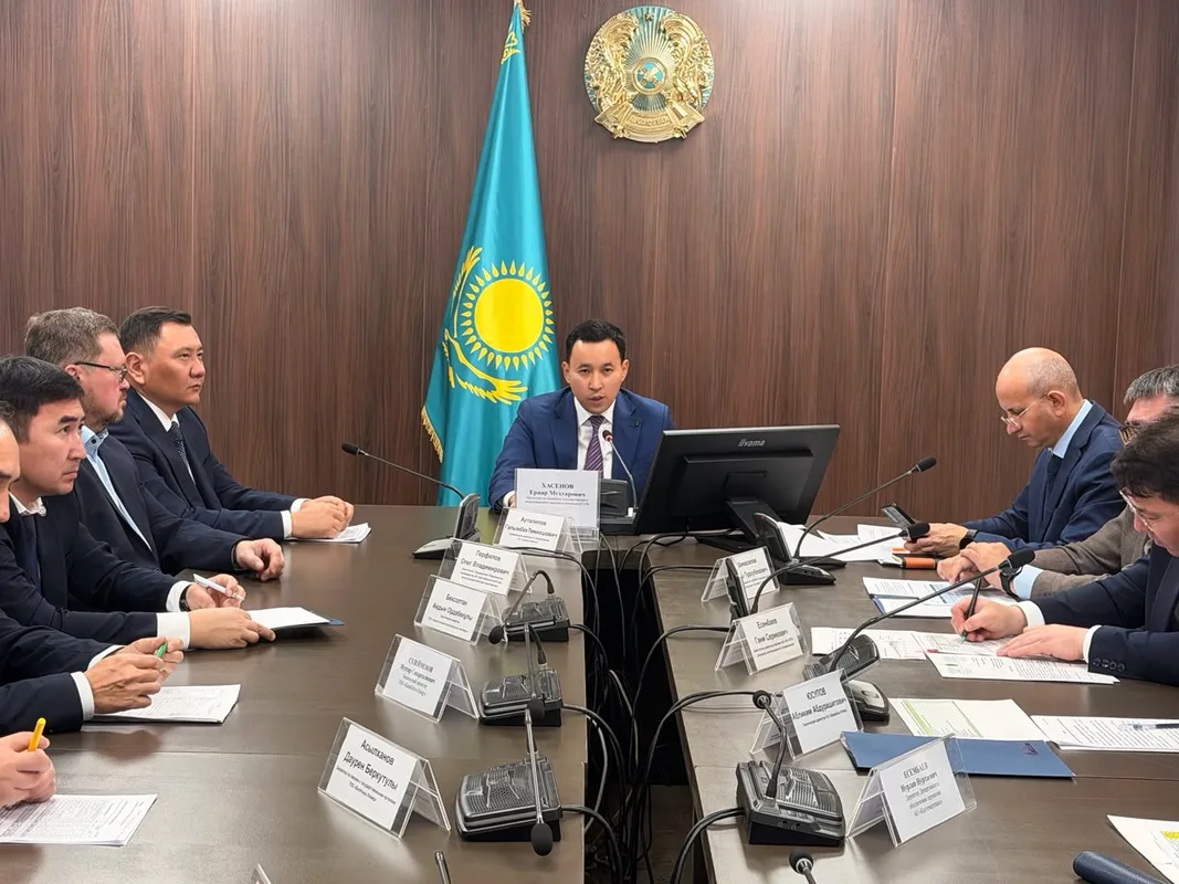 Рабочие проводят ремонт тепловых сетей, трубы уложены вдоль дороги в городском районе.