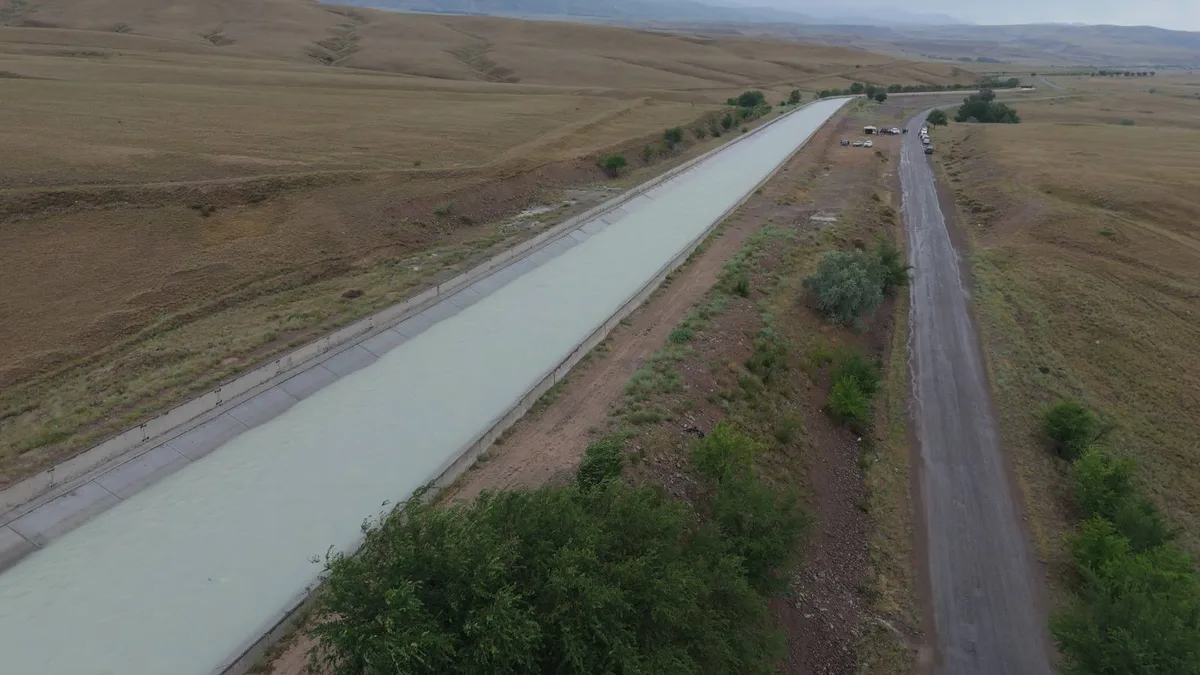 Вода, затопляющая пойму реки Шидерты в Павлодарской области, видны сельскохозяйственные лиманы и пастбища