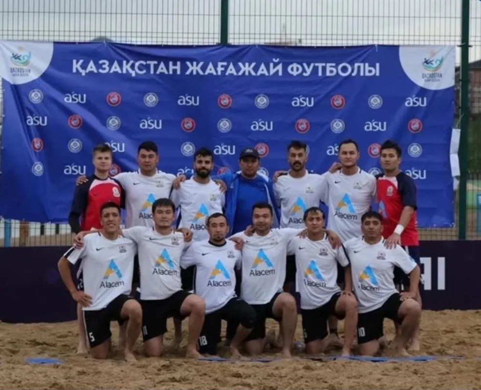 Команда «Малайсары» из Жетісу празднует победу, готовясь к чемпионату мира по пляжному футболу.