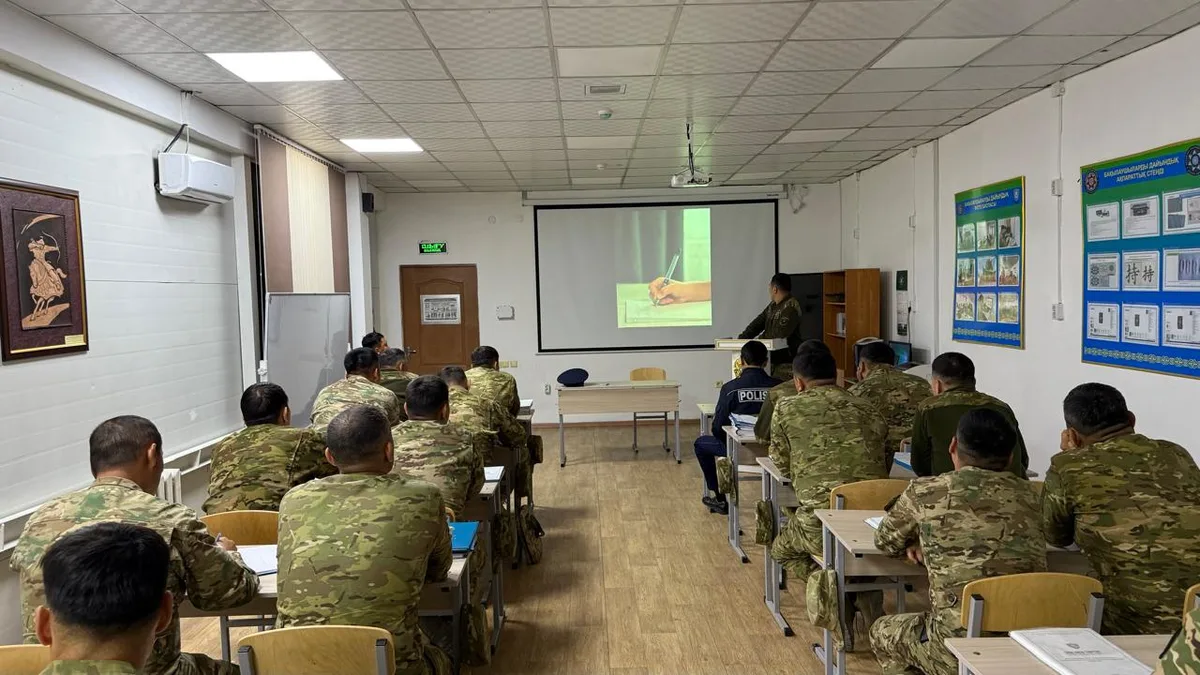 Военнослужащие на пункте пропуска Хоргос во время встречи по укреплению дисциплины
