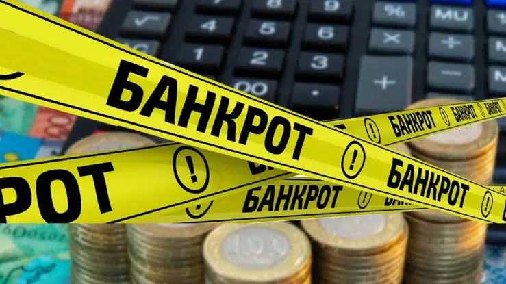 Рука держит ручку над документами с финансовыми отчетами, символизируя ответственность руководителя за бизнес-решения.