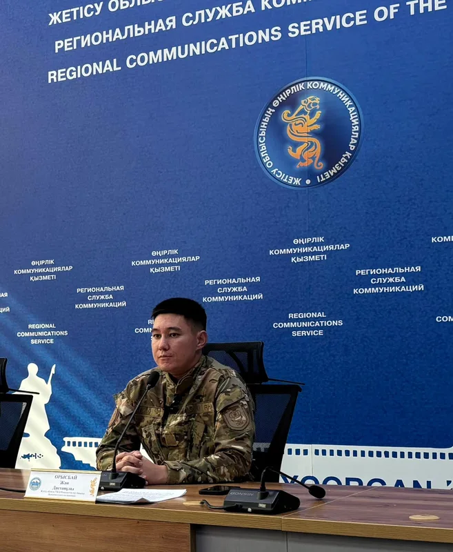 Инспектор службы ЧС осматривает печь в частном доме, рассказывая о пожарной безопасности в Жетісу.
