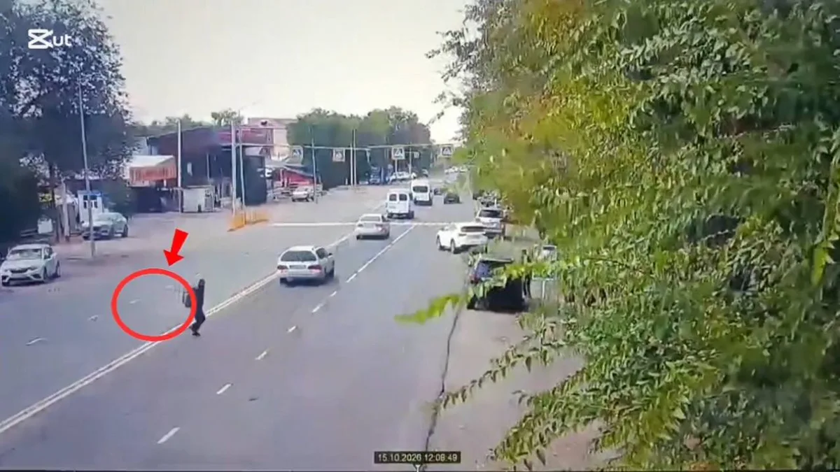 Полицейский патруль выписывает штраф пешеходу за нарушение ПДД в области Жетісу