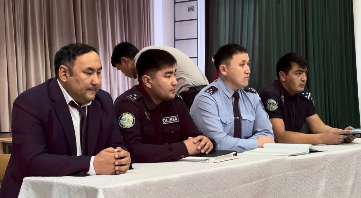 Полицейские проводят беседу с подростками в школе или колледже в Коксуском районе