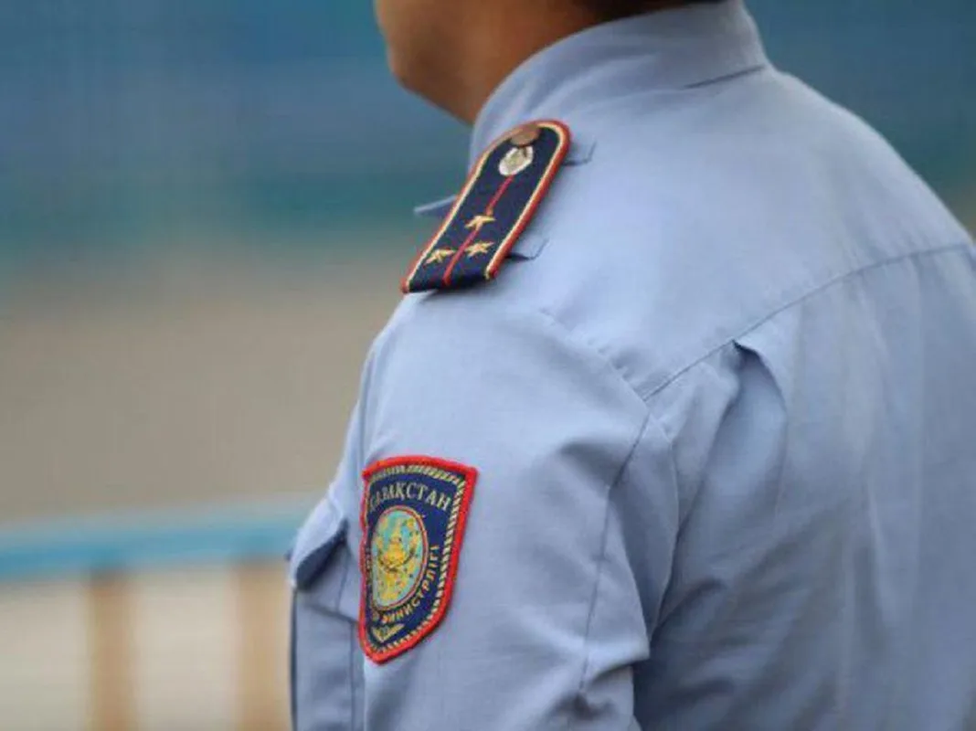 Полицейский патруль в городе или поселке области Жетісу во время ОПМ «Правопорядок».