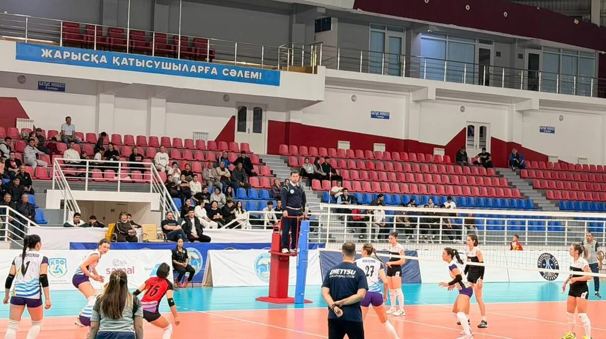 Волейболистки команды Жетісу празднуют победу на чемпионате Казахстана