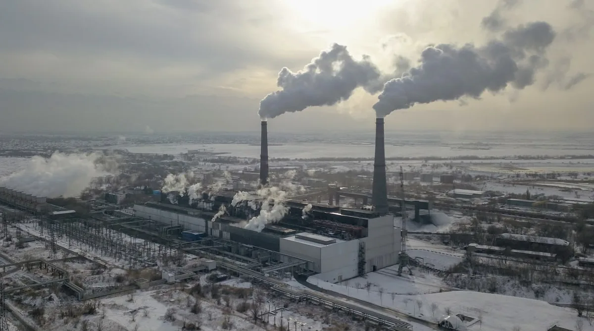 Красные радиаторы отопления в квартире, готовые к началу отопительного сезона в Алматы