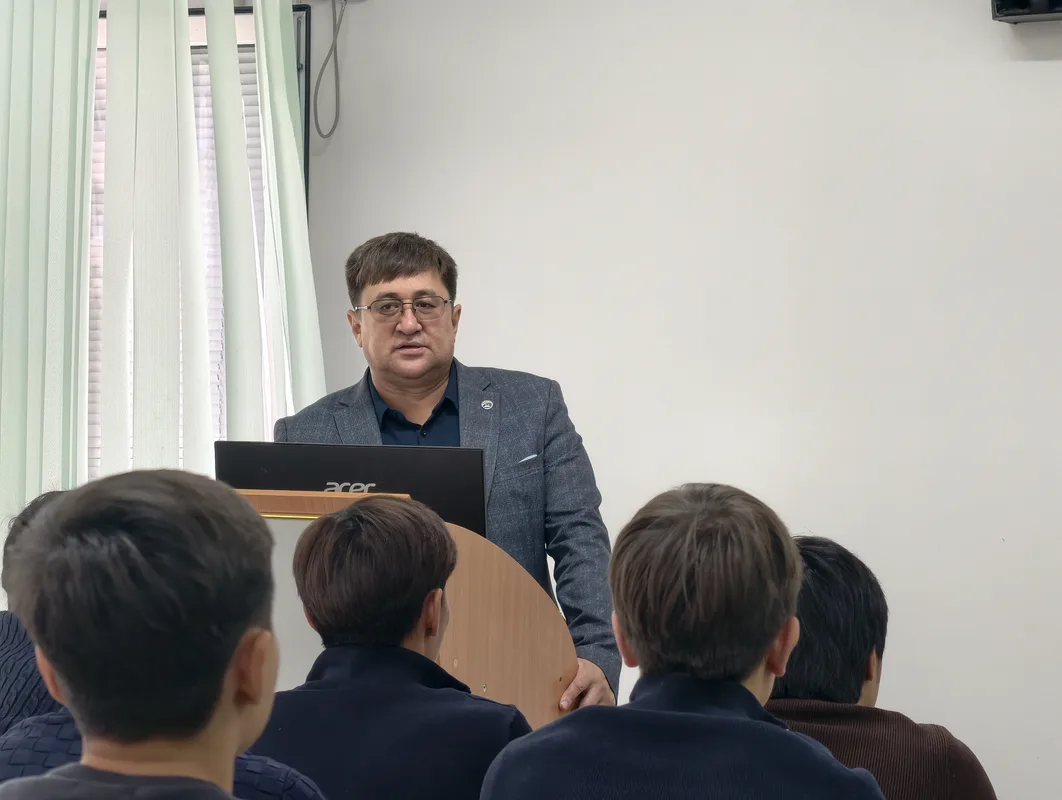 Студенты слушают лекцию о защите интеллектуальной собственности в Жетысуском университете
