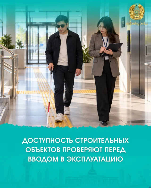 Человек на инвалидной коляске пытается преодолеть препятствие перед входом в здание