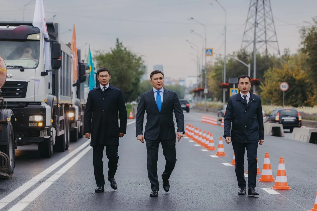 Открытие новой транспортной развязки с эстакадой и автомобилями в Шымкенте, аким города Габит Сыздыкбеков на церемонии.