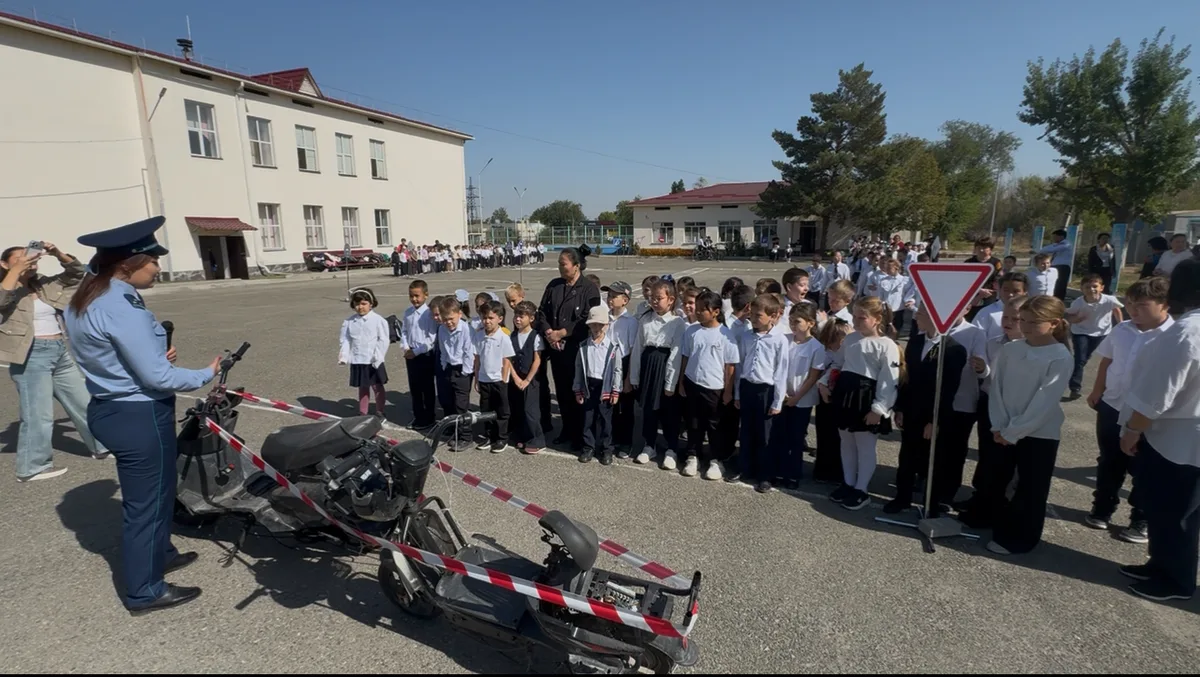 Школьники на велосипедах в автогородке изучают ПДД в Талдыкоргане
