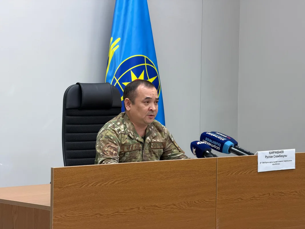 Сотрудник МЧС Казахстана устанавливает датчик обнаружения угарного газа или дыма в жилом помещении, в рамках профилактической кампании по пожарной безопасности.