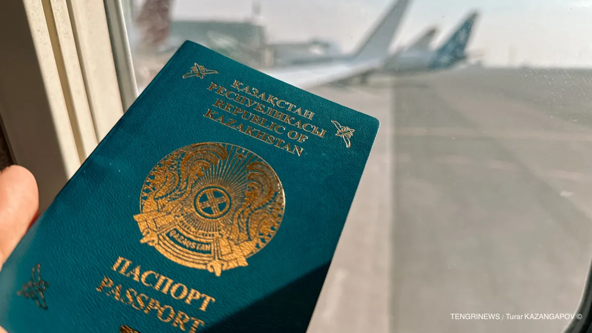 Паспорт и надпись «Стоп» или «Запрещено», символизирующие ограничение на выезд из страны из-за налоговой задолженности в Казахстане.