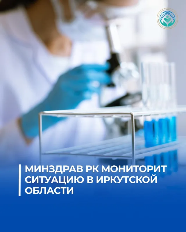 Медицинский работник в защитном костюме проводит санитарно-карантинный контроль на пограничном пункте пропуска в Казахстане.