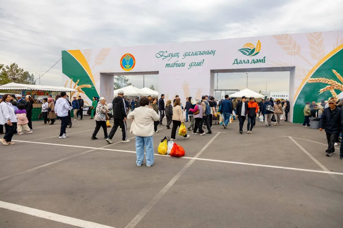 Покупатели выбирают свежую сельскохозяйственную продукцию на одной из ярмарок «Дала дәмі» в Казахстане.