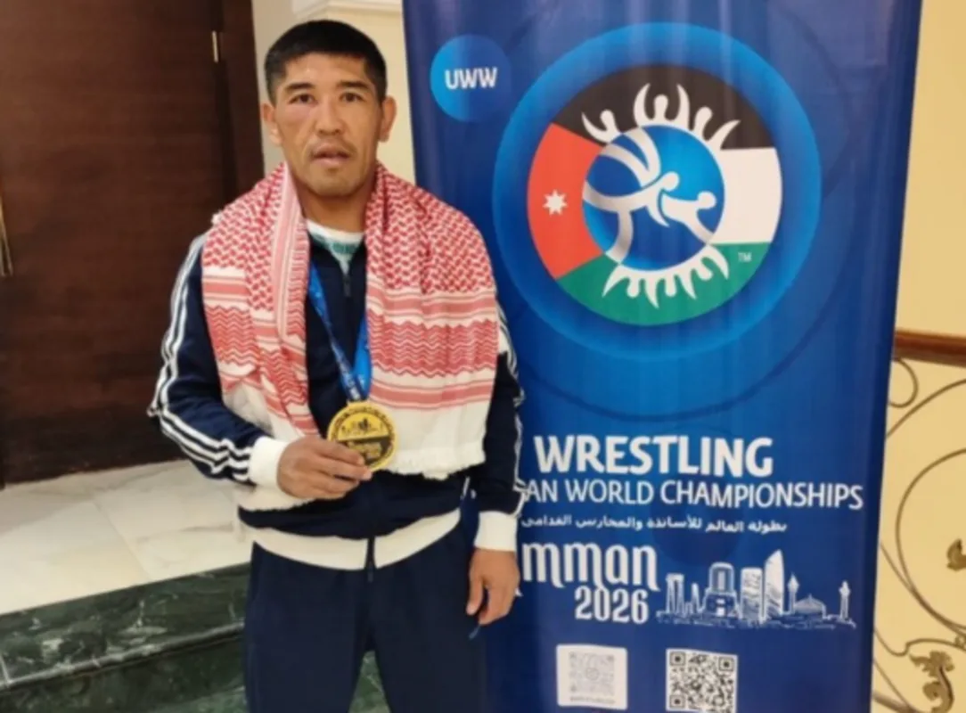 Казахстанский борец Канат Байсыиков с золотой медалью на чемпионате мира по греко-римской борьбе.