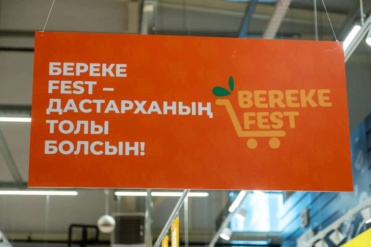 Покупатели выбирают товары в торговом центре, где действуют праздничные скидки до 50% ко Дню Республики в Казахстане.