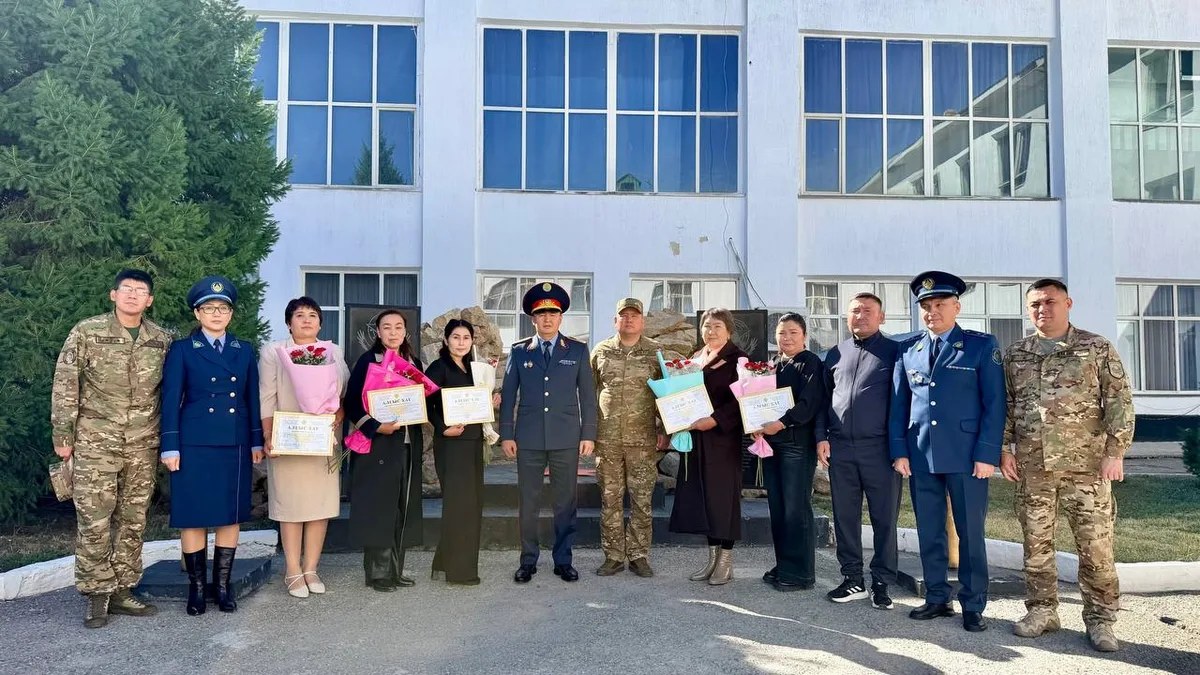 Начальник Департамента полиции области Жетісу Сарқытбай Құсаинов вручает благодарственные письма военнослужащим Национальной гвардии