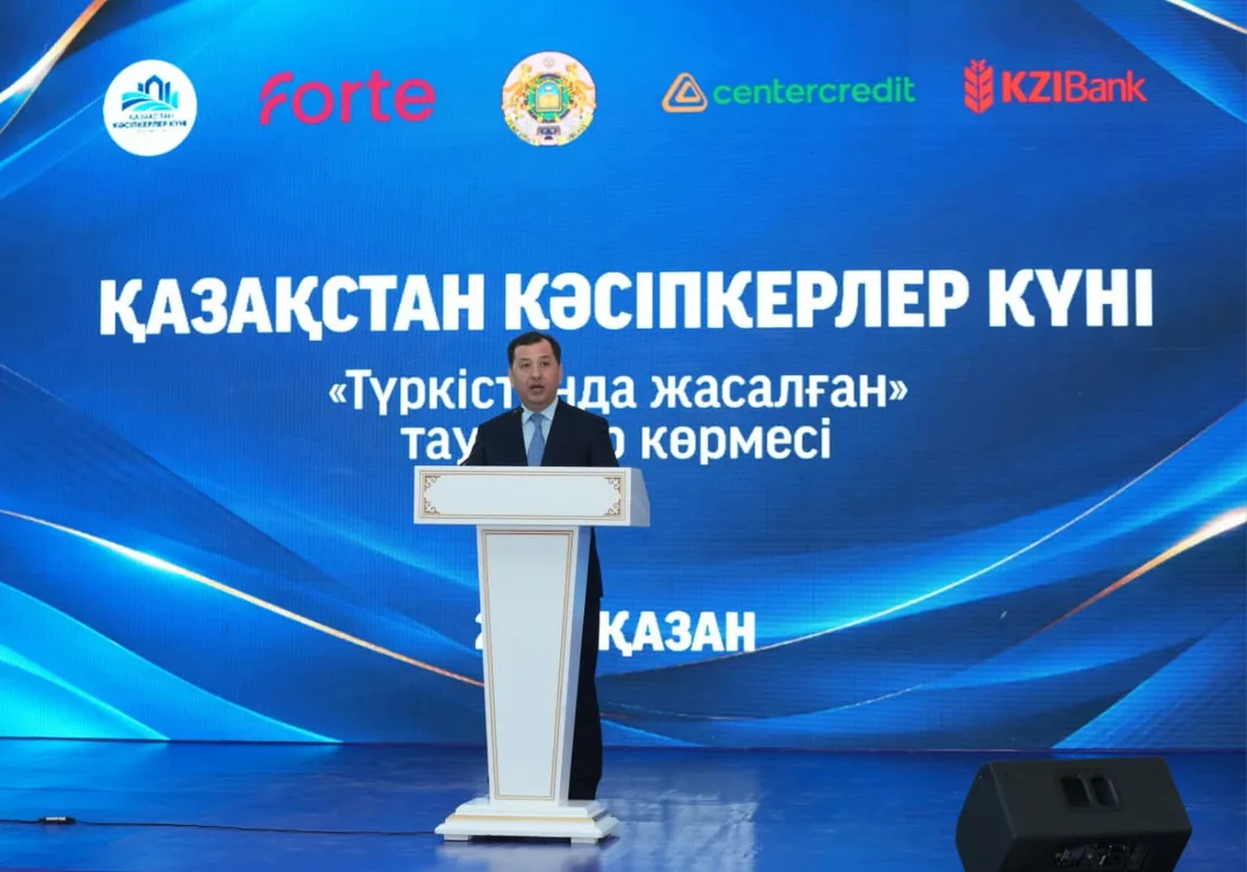Вице-министр национальной экономики Бауыржан Омарбеков осматривает работу «Команды развития села» в сельской местности Казахстана