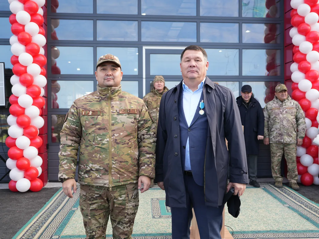 Новое пожарное депо с вертолётной площадкой в селе Коянды Акмолинской области, где министр МЧС Мурат Муханов вручает ключи.