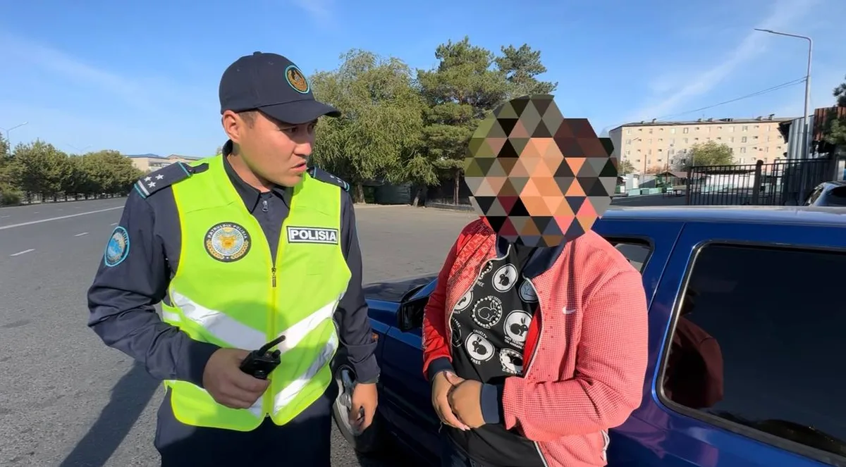 Полицейский патруль останавливает автомобиль на дороге в Талдыкоргане