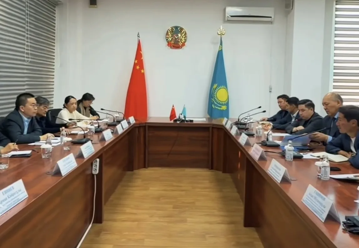 Аким Панфиловского района Марат Сагымбек и представители Minmetals Logistics Group Co., Ltd. обсуждают строительство хаба в Жетісу