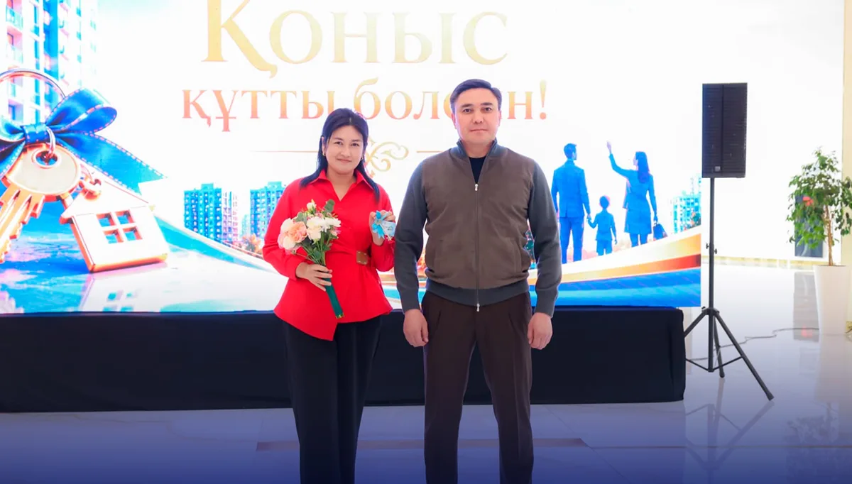 Аким города Шымкент Габит Сыздыкбеков вручает ключи от новых квартир счастливым семьям в торжественной обстановке.