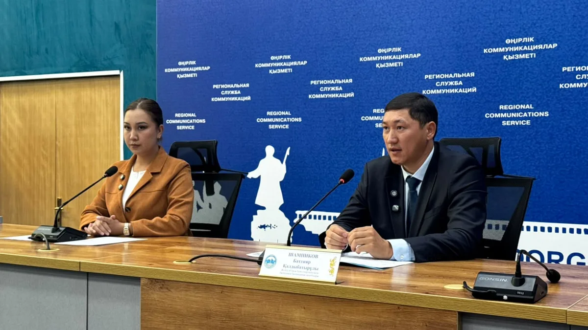 Уборка урожая зерновых культур на полях в области Жетісу с комбайнами