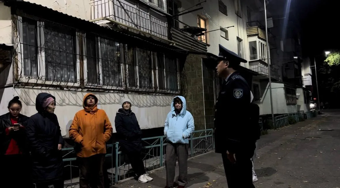 Полицейские Жетісу проводят встречу с жителями во дворе для профилактики мошенничества