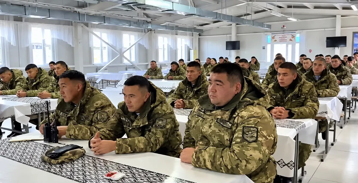 Врач-нарколог проводит профилактическую беседу с военнослужащими в области Жетісу.