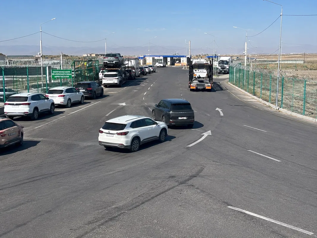 Автомобильный пункт пропуска Нур жолы на границе Казахстана с Китаем в области Жетісу