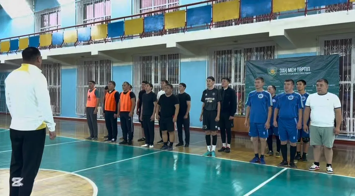 Полицейские Текели играют в футбол на поле в честь Дня Республики Казахстан.