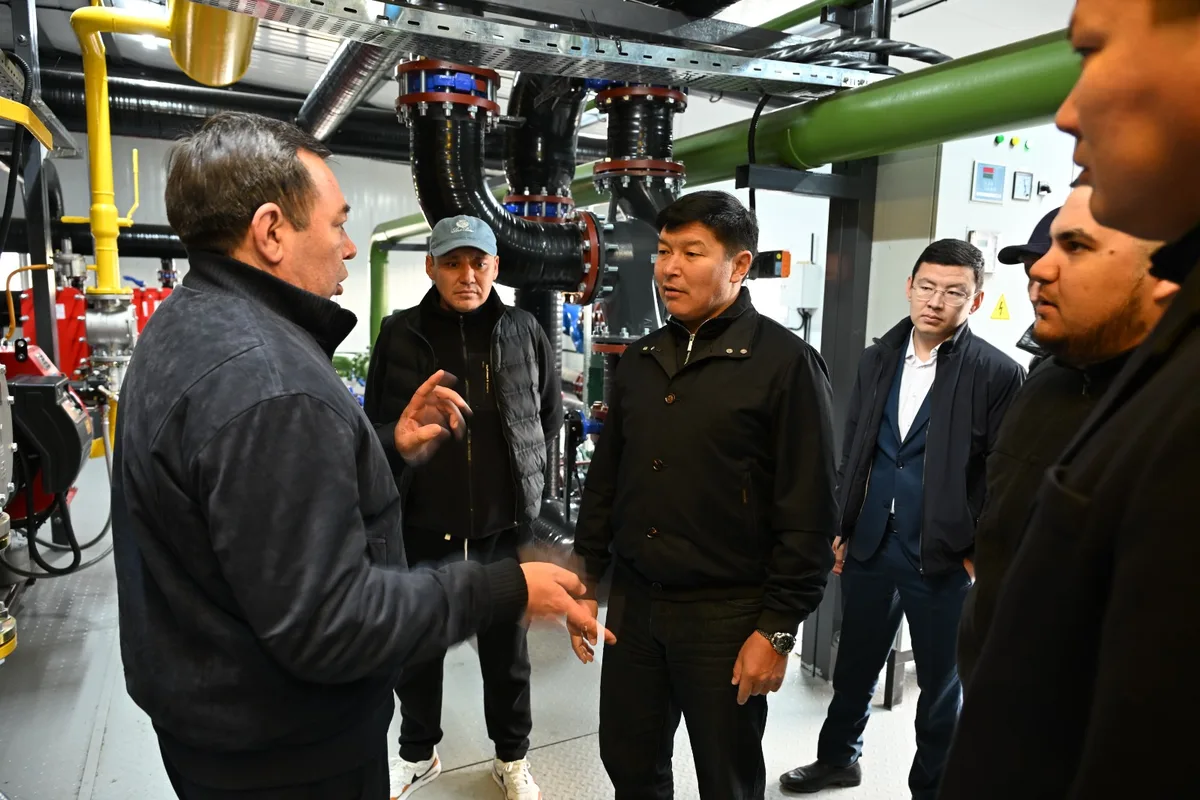 Аким Талдыкоргана Ернат Бәзіл осматривает строительную площадку жилого дома в жилом массиве Ынтымак.