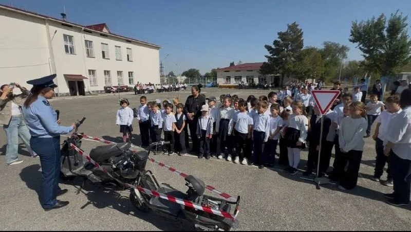 Школьники на велосипедах изучают правила дорожного движения в автогородке в области Жетісу.