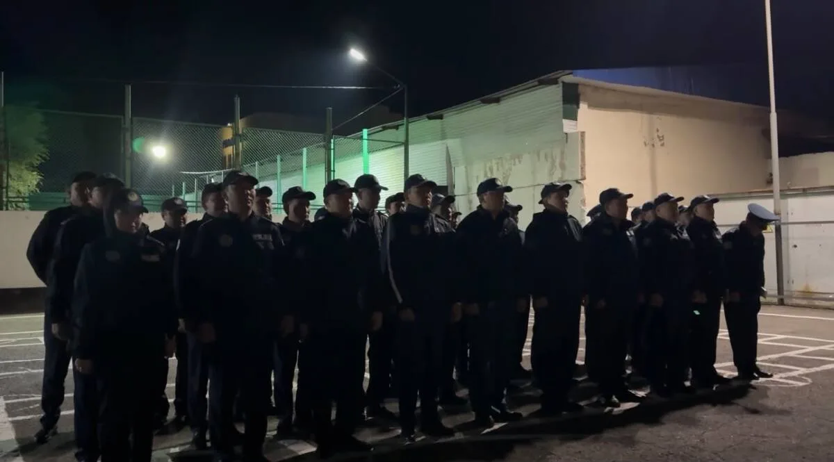 Сотрудники полиции и прокуратуры проверяют заведения Талдыкоргана во время ночного рейда.